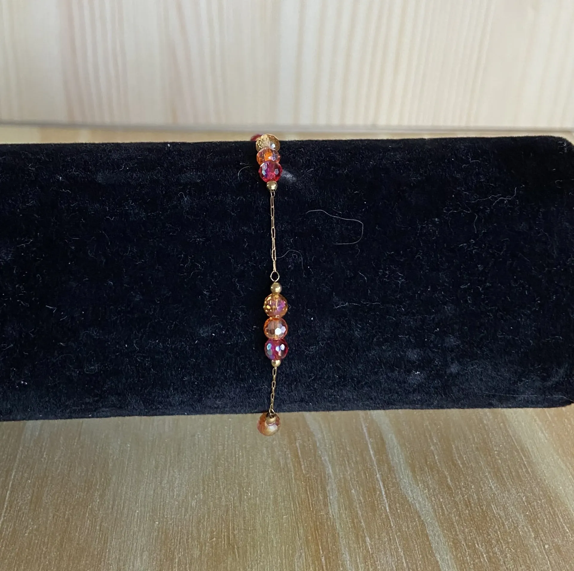 Bracelet chaine et perle ton rouge en acier inoxydable taille 16cm