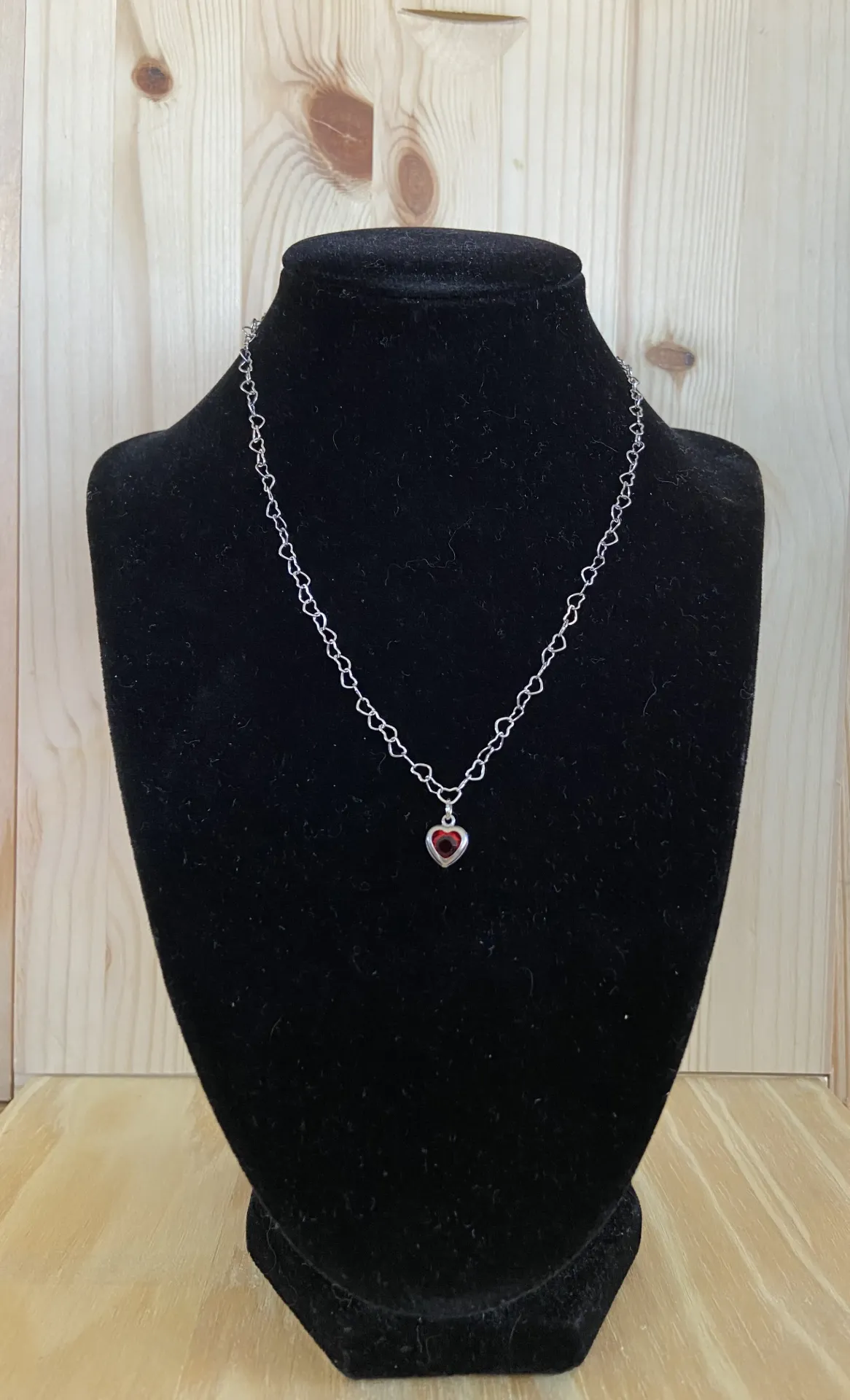 Collier argenté avec chaine en forme de cœur avec un pendentif cœur rouge en acier inoxydable taille 35cm