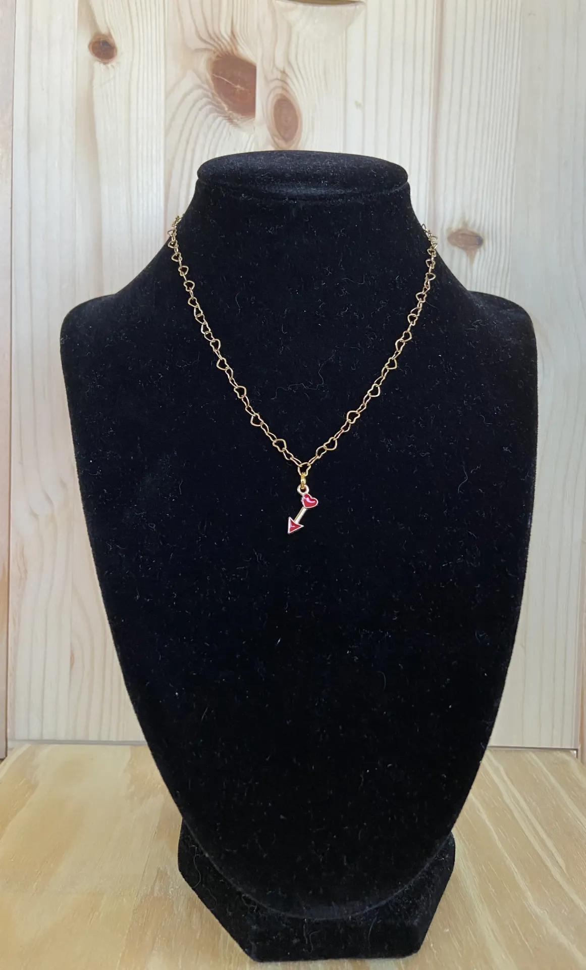 Collier doré avec chaine en forme de coeur avec une flèche en acier inoxydable taille 40cm