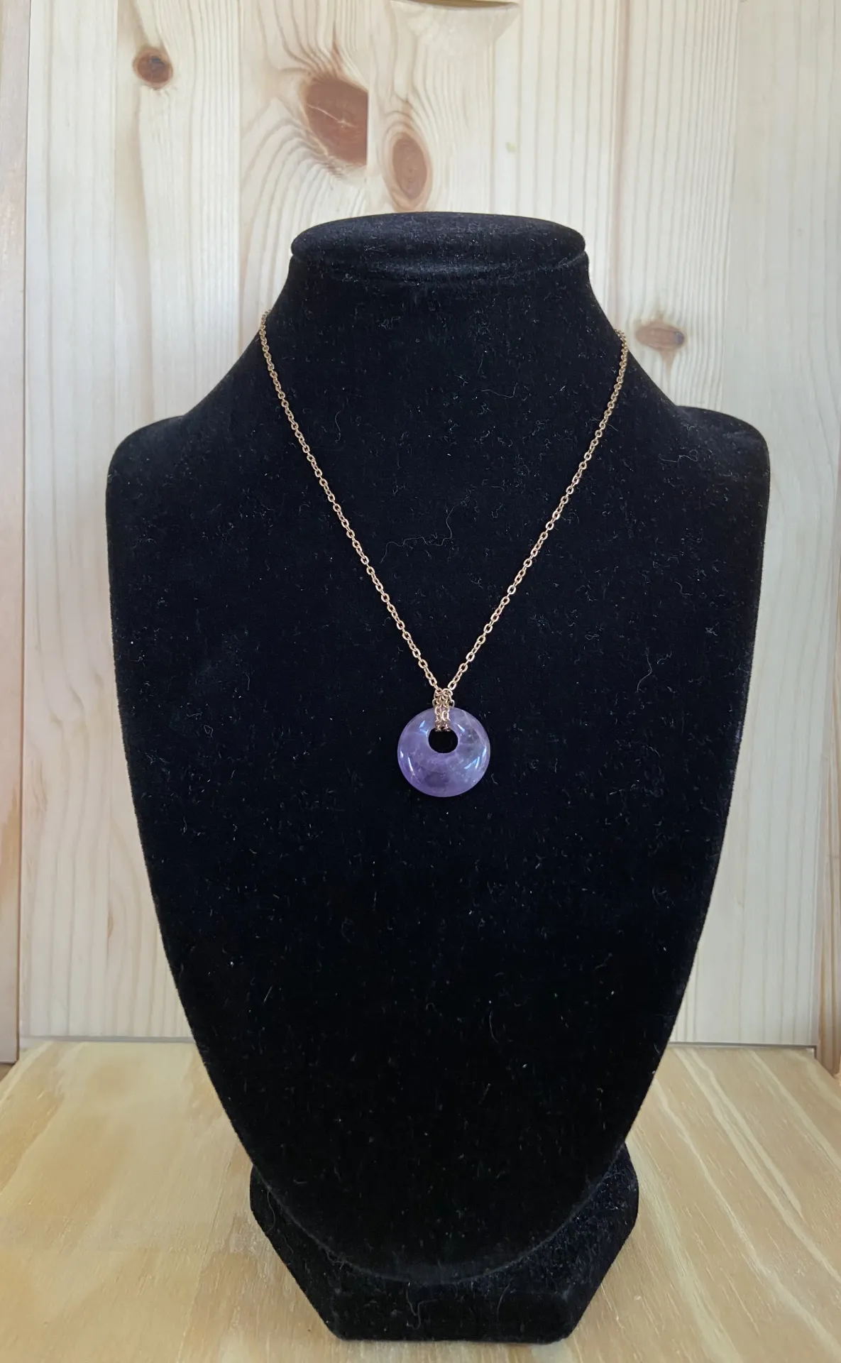 Collier doré avec pierre mauve en acier inoxydable taille 40cm