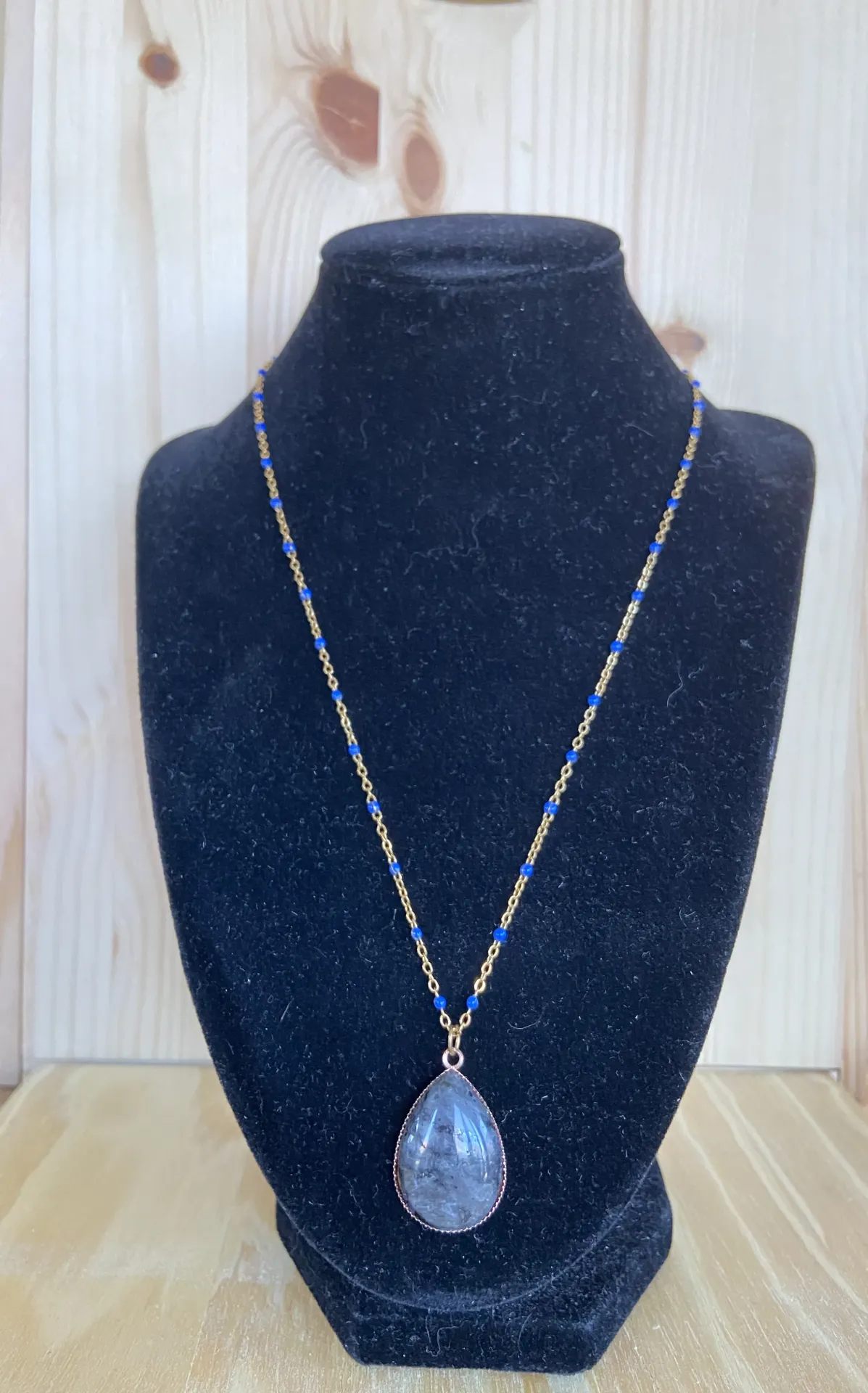 Collier doré et bleu avec pendentif pierre noire en acier inoxydable taille 50cm