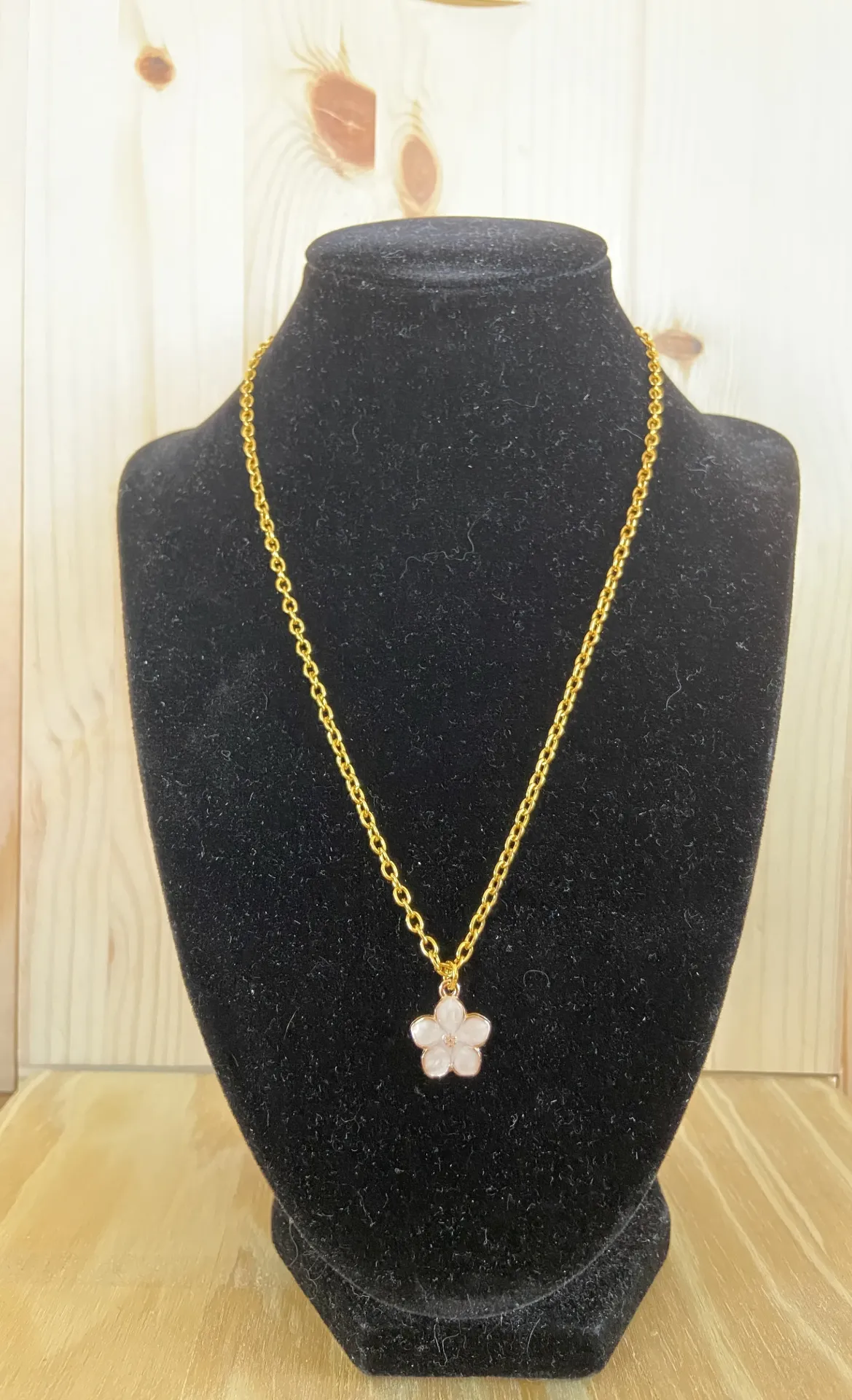 Collier doré avec pendentif fleur blanche en acier inoxydable taille 45cm