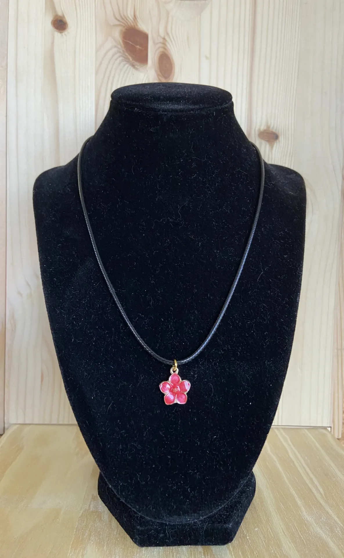 Collier cordon noir avec fleur rouge taille 45cm