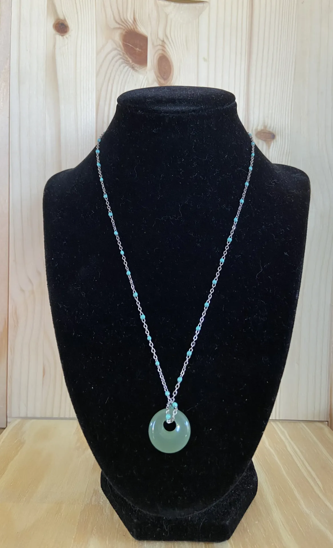 Collier argenté chaine argentée et bleue avec pendentif pierre ronde verte taille 45cm