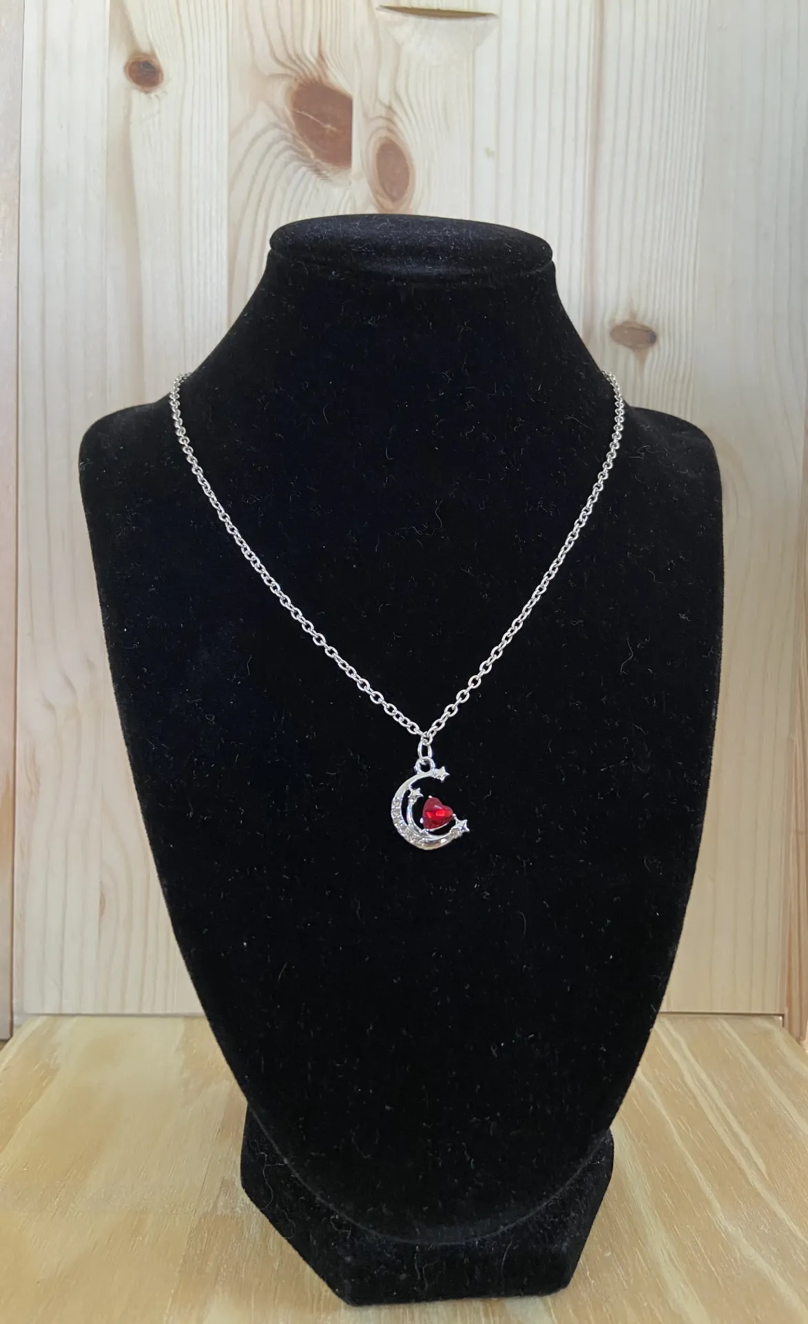 Collier argenté pendentif lune avec cœur rouge en acier inoxydable taille 50cm