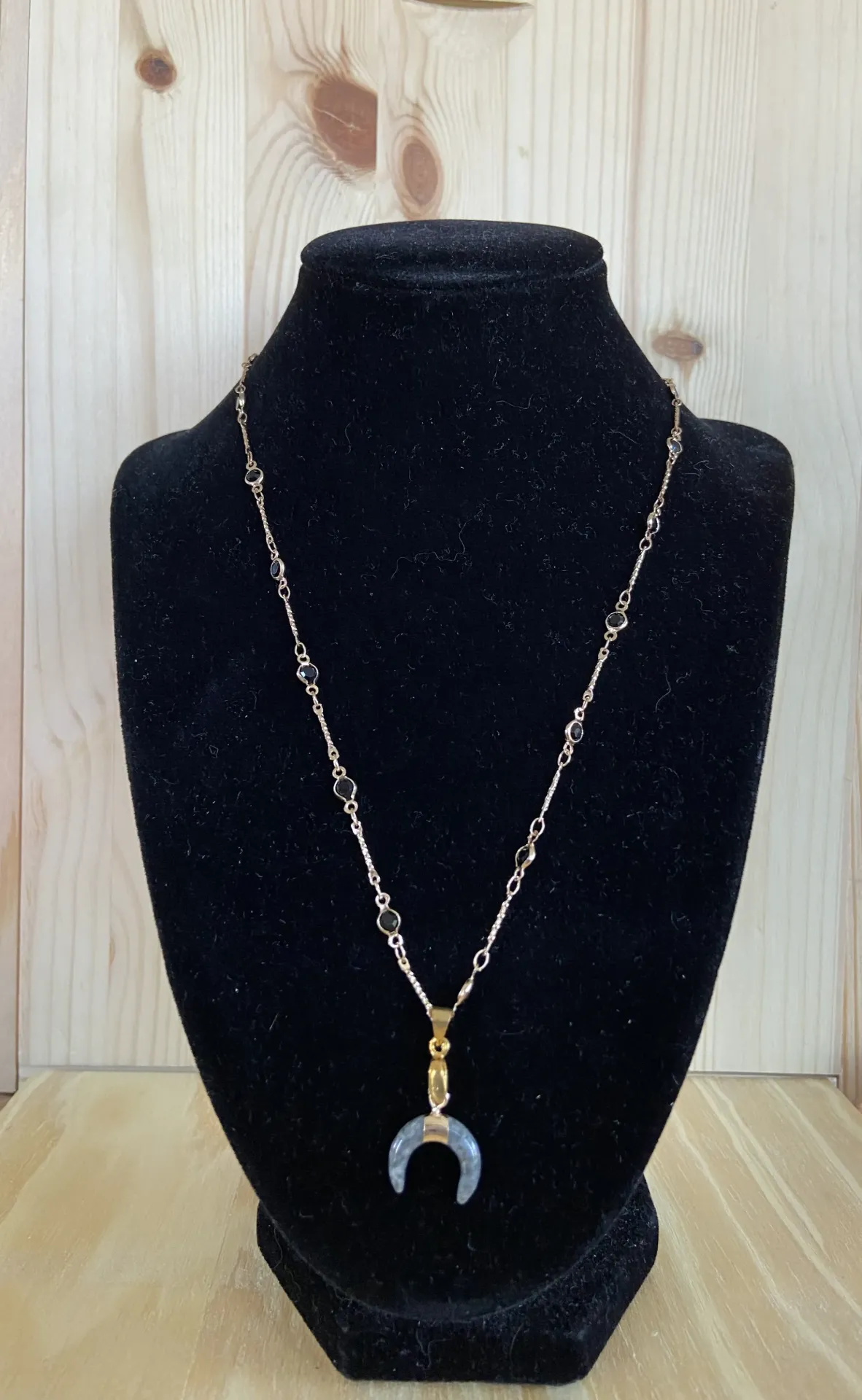 Collier doré avec pendentif vert arrondi taille 50cm