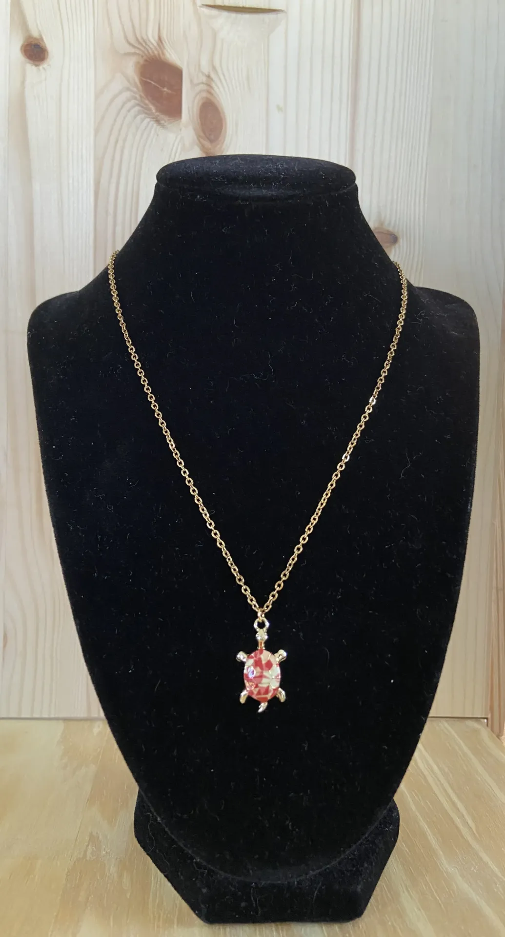 Collier doré avec pendentif tortue rouge et beige en acier inoxydable taille 50cm